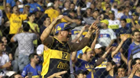 PICANTE. La hinchada y una bandera que generó revuelo en las redes.