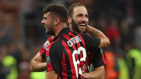 CELEBRA EL ROSSONERI. Gonzalo Higuaín festeja con Cutrone tras el triunfo del Milan (Foto: Getty).