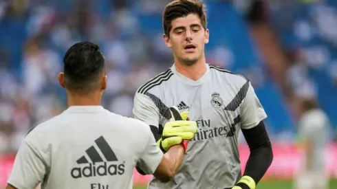 COLEGAS. Keylor Navas y Courtois se saludan durante el precalentamiento.