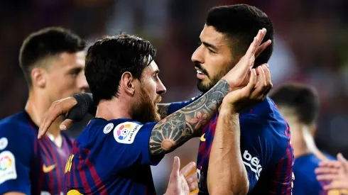 AMIGOS ESTRELLAS. Messi y Suárez celebran uno de los goles del Barcelona ante Huesca (Foto: Getty).
