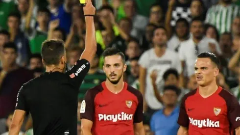 Le sacan la amarilla a Roque Mesa en el derby entre Sevilla y Betis