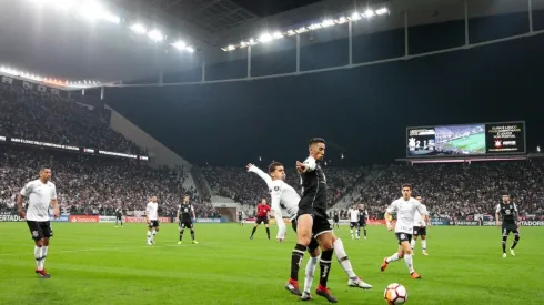 Foto de los jugadores disputando la Copa Libertadores.