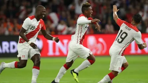 ¡Qué salto! Un centro muy alto fue bajado por Aquino para poner en ventaja a Perú