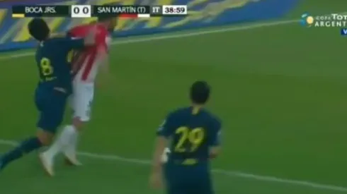 Claudio Bieler pegó un codazo y hasta pidió penal.