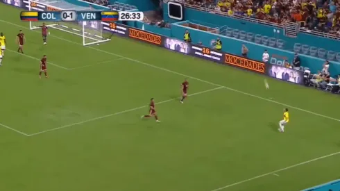 Foto de Juanfer Quintero intentando bajar el balón.