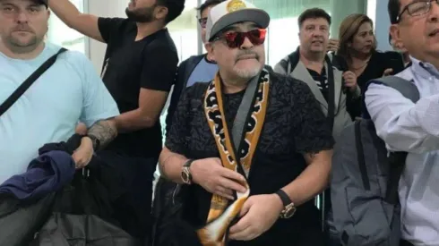 Video: un fanático quiso sacarse una foto con Maradona y él lo empujó sin importarle nada