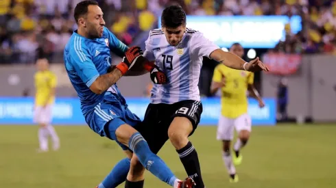 BOOM. El momento justo cuando Ospina choca a Simeone (Foto: Getty).
