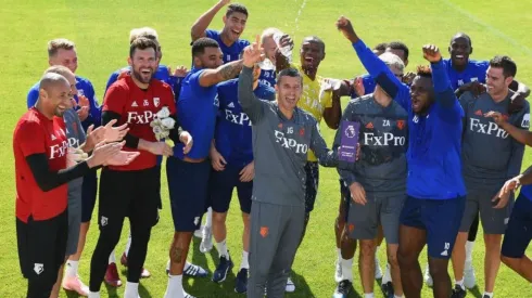 Javi Gracia recibiendo el premio a mejor técnico del mes junto a sus compañeros.