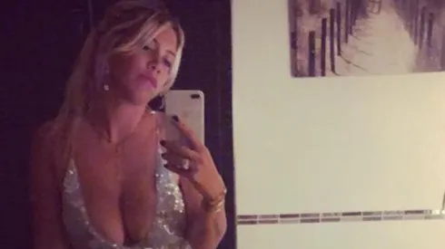 Wanda Nara se desabrochó varios botones y subió una foto en pijama