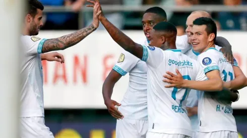 FESTEJA PSV. Todos se abrazan después del gol de Hirving Lozano.