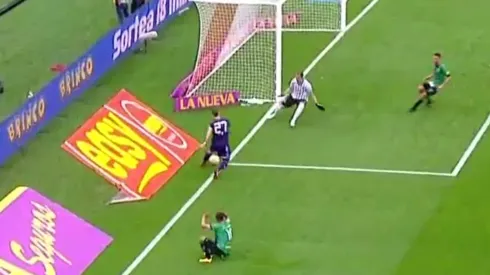 ¿Ayudín para River? La pelota se fue, Pratto la metió al medio y Mora gritó gol