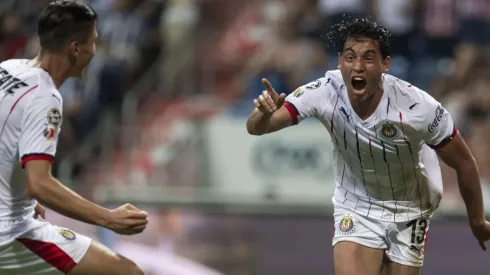 Chivas festeja una victoria estupenda.