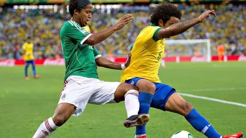 DUROS. Siempre son equilibrados los choques entre el Tri y el Scratch.