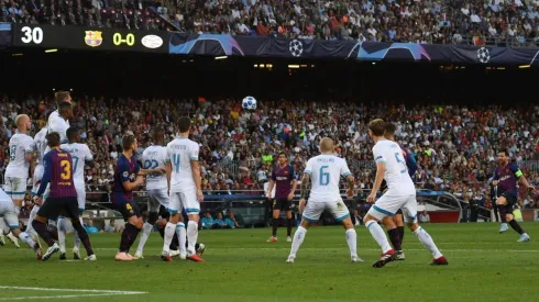 Foto del tiro libre de Lionel Messi ante PSV.