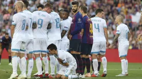 El consejo que el árbitro le dio al Chuky Lozano cuando se puso detrás de la barrera