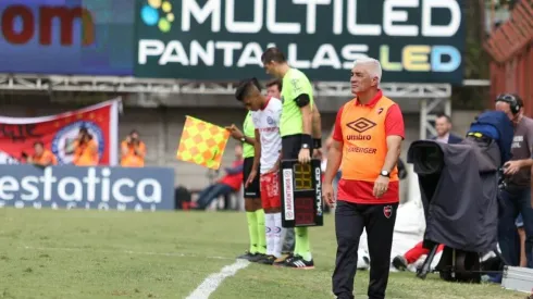 NUEVA RELACIÓN. Omar De Felippe, DT de Newell's, con la publicidad de Multiled de fondo.