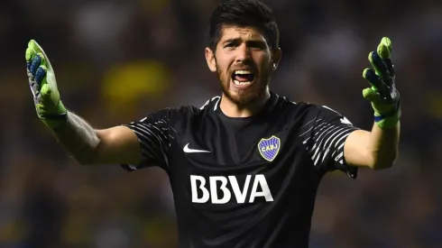 A pocos días del Superclásico, le colgaron una bandera a Rossi en Casa Amarilla