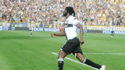 Golazo de Gervinho en un estadio repleto.