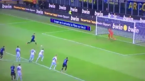 Foto de Mauro Icardi pateando el penal