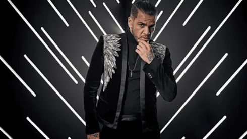 Cansado de no jugar, Dani Alves se calzó los tacos y se puso a desfilar