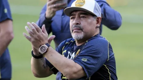 APLAUSOS DE DIEGO. Maradona está dirigiendo sus primeros partidos con Dorados.