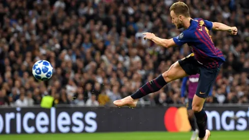 EL MOMENTO EXACTO. El balón ya salió del pie de Ivan Rakitic rumbo al arco de Lloris (Foto: Getty).