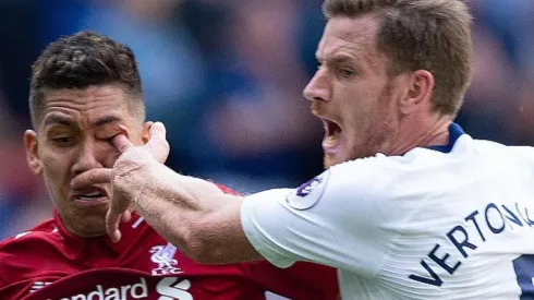 Manotazo a Firmino en Liverpool - Tottenham