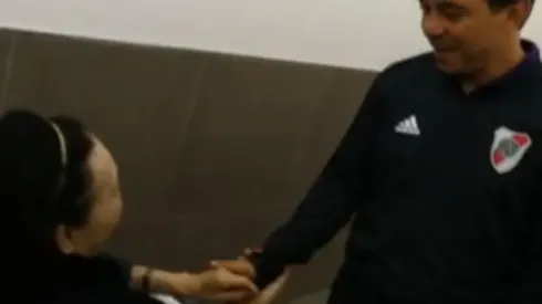 Hasta las lágrimas: el emocionante gesto de Gallardo y Ponzio con una fanática de River