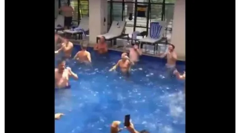 El video viral de los cánticos Xeneizes contra River desde una pileta random de Brasil