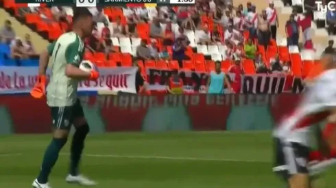 Armani chocó con un rival, quedó rengueando y los de River casi se mueren del susto