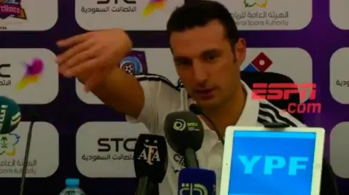 Scaloni explicando el chiste en conferencia.
