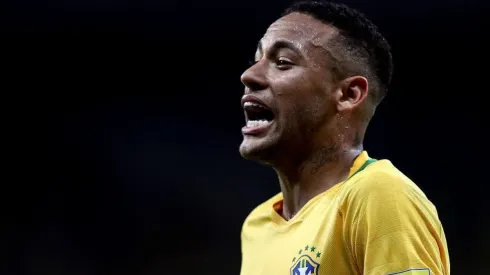 Neymar con la camiseta brasileña.