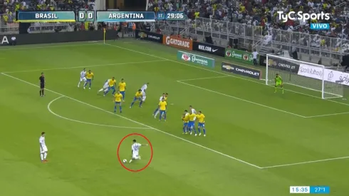 Dybala se puso en modo Messi y casi le hace un golazo de tiro libre a Brasil