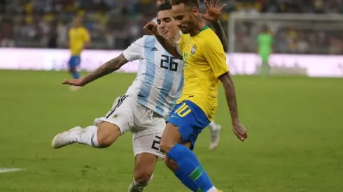 UNA SOMBRA. Saravia busca evitar el centro de Neymar en el Argentina-Brasil.