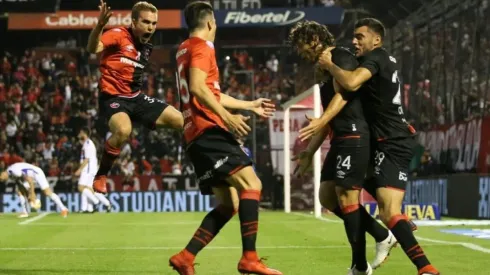 Todo Newell's celebra el primer tanto del partido.