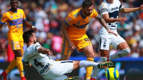Foto de los jugadores de Tigres y Pumas en un duelo.
