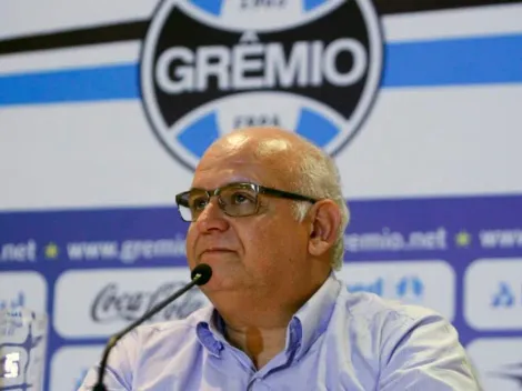 La cara del presidente de Gremio sosteniendo la camiseta de River de la que hablan todos los hinchas