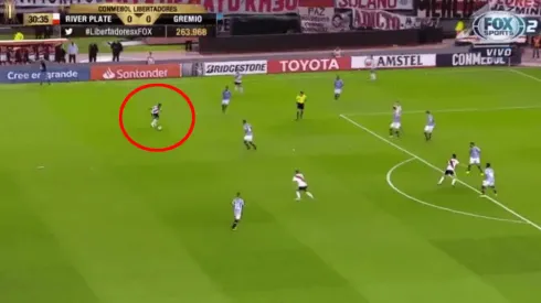 Jugada de peligro de River ante Gremio.