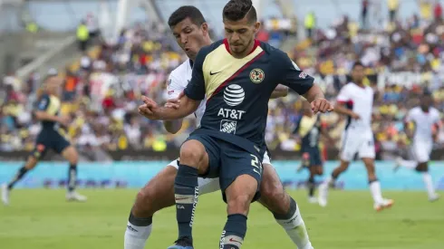 Henry Martín calentó la previa.