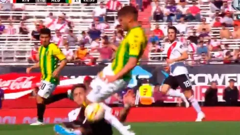 Dura entrada de Martínez Quarta.