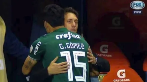 Gustavo Gómez saludando a Guillermo.