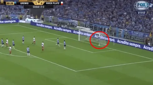 Foto del arquero rompiéndose contra el palo.