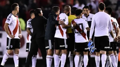 River protesta ante el árbitro de la ida ante Gremio.