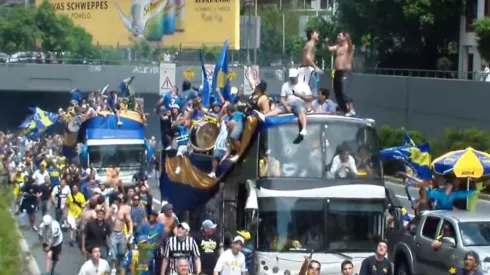 Foto de la hinchada de Boca de caravana.