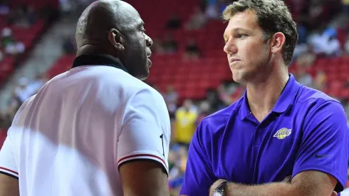 Magic Johnson y Luke Walton platican en la Liga de Verano