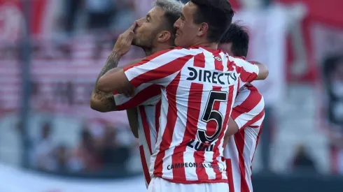 Gastón Fernández celebra el tanto de la victoria.
