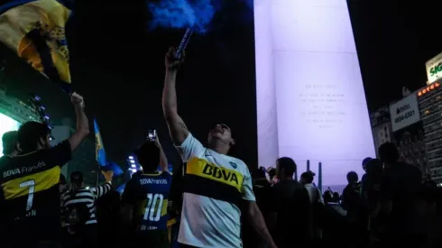 Hinchas de Boca celebran en el Obelsico.