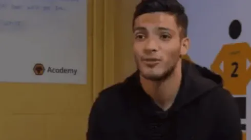 Gran gesto de Jiménez con un fan de Wolves en Inglaterra