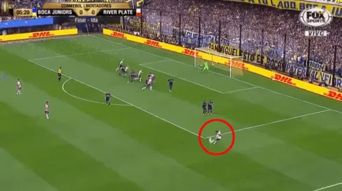 Foto captura del tiro libre del Pity Martínez.