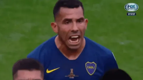 Foto de Carlos Tevez gritandole a sus compañeros.